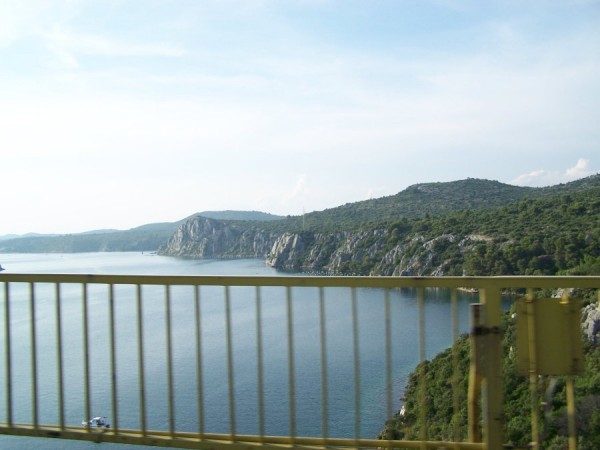 most přes ústí řeky Krka