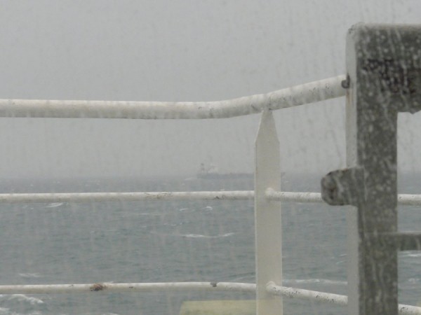 Trošku pršelo,loď na obzoru